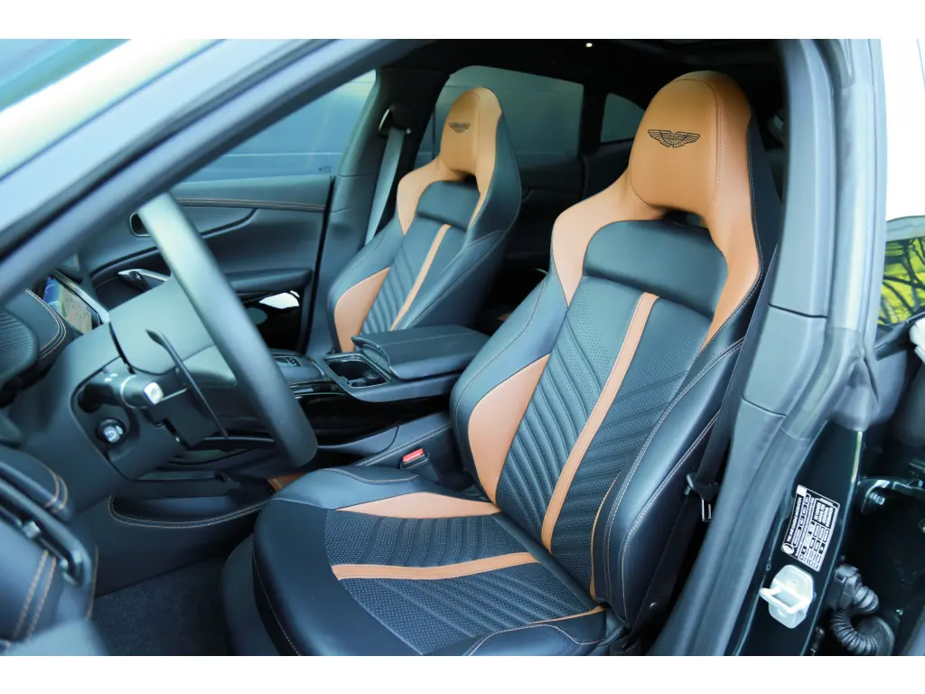 2023 DBX 707 SUV thumbnail vehicle image 2