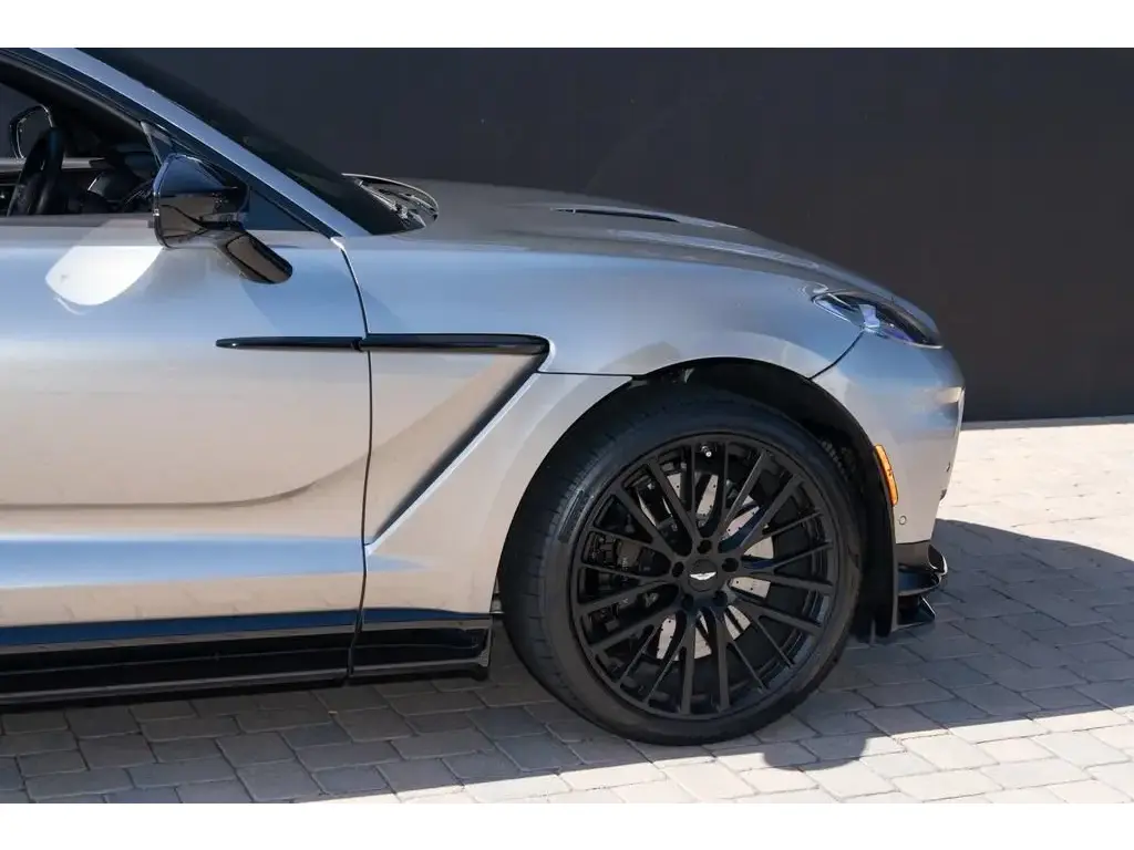 2023 DBX 707 SUV thumbnail vehicle image 3