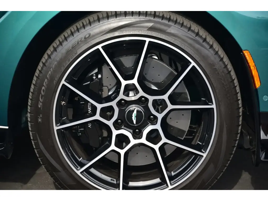 2023 DBX 707 SUV thumbnail vehicle image 3