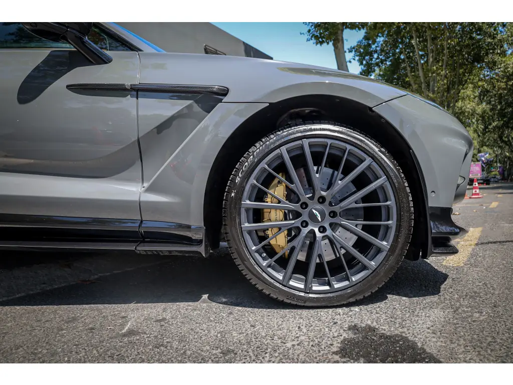 2023 DBX 707 SUV thumbnail vehicle image 3