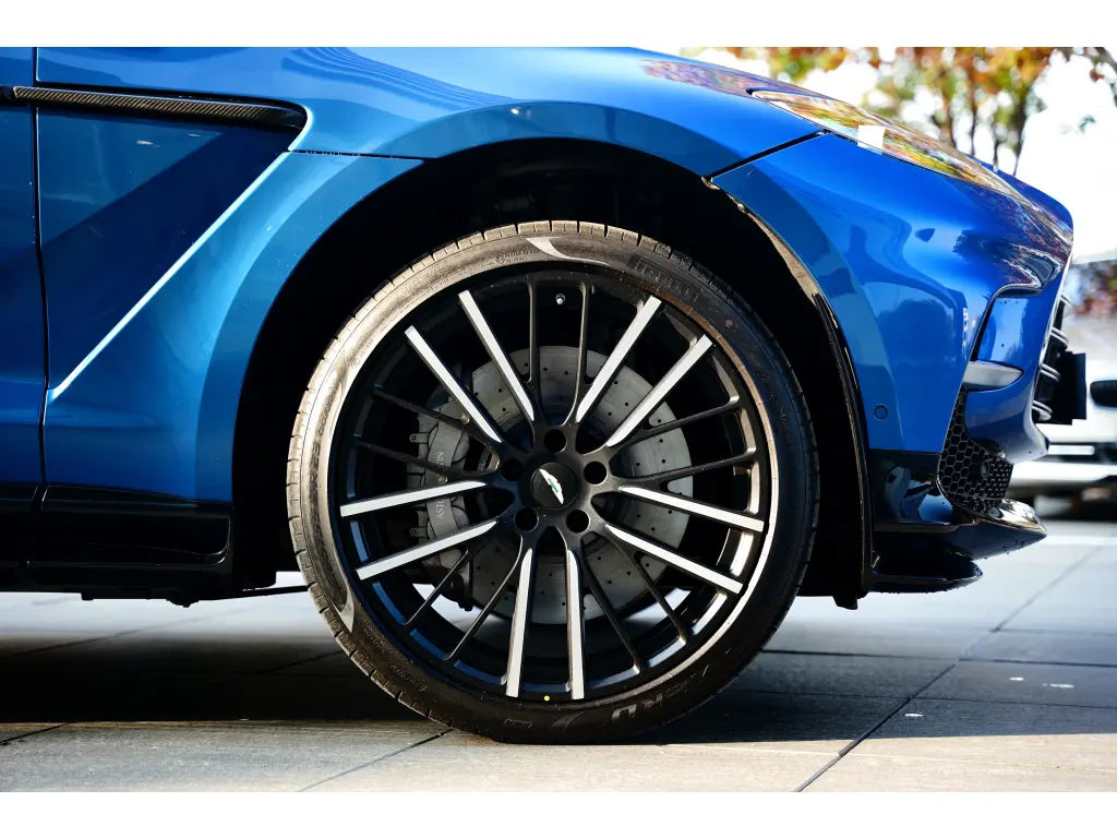 2023 DBX 707 SUV thumbnail vehicle image 3