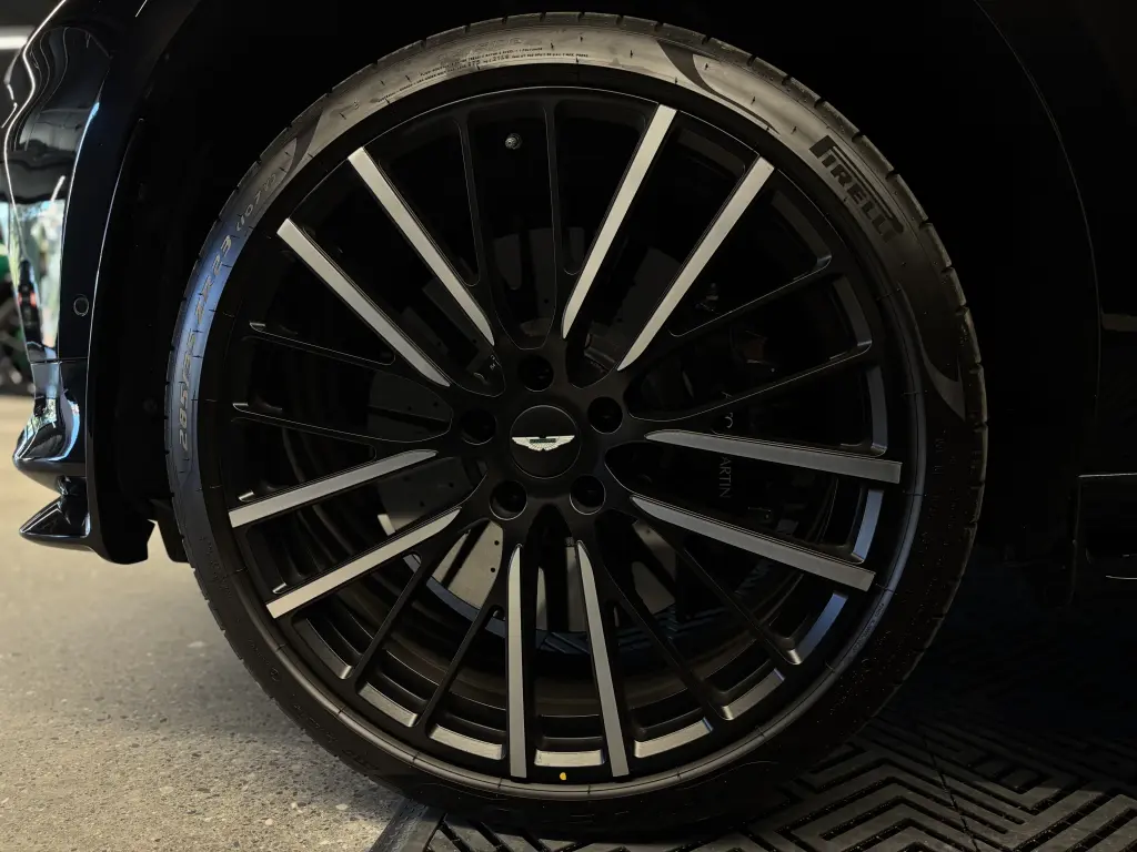 2023 DBX 707 SUV thumbnail vehicle image 3
