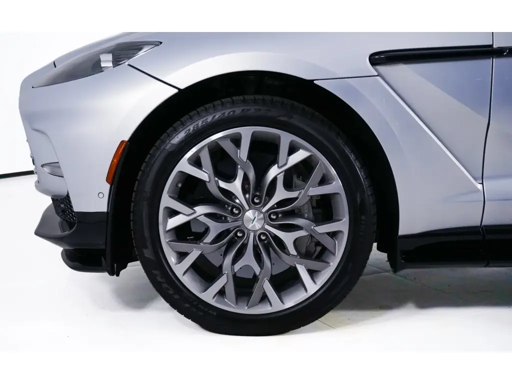 2023 DBX 707 SUV thumbnail vehicle image 3