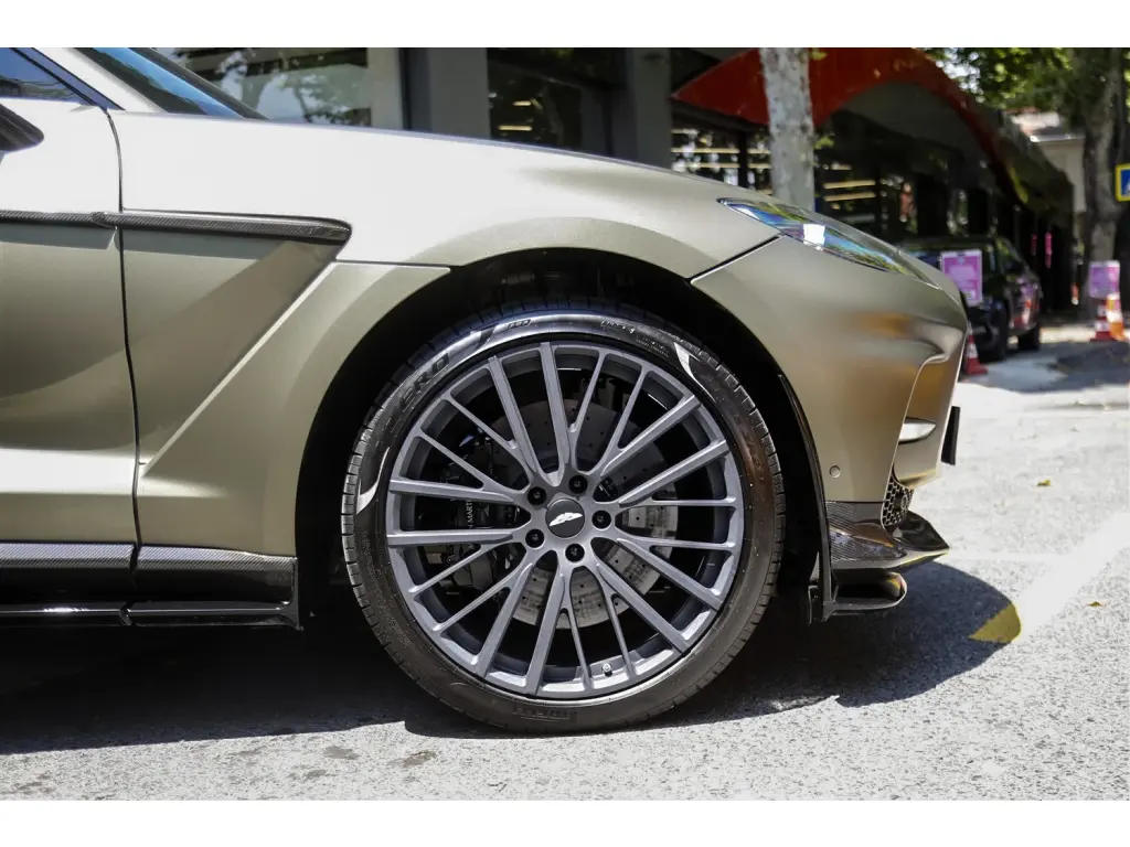 2023 DBX 707 SUV thumbnail vehicle image 3