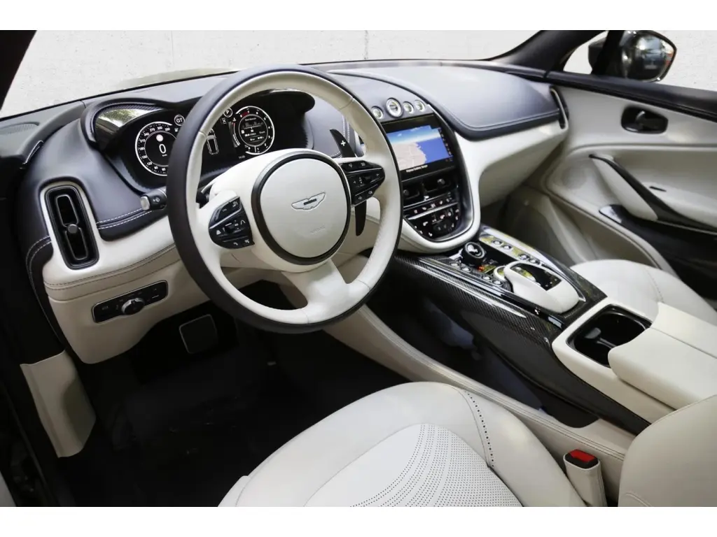 2023 DBX 707 SUV thumbnail vehicle image 2