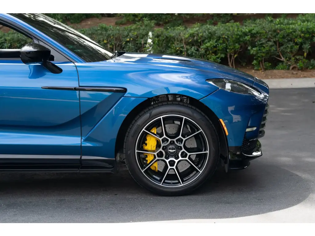 2023 DBX 707 SUV thumbnail vehicle image 3