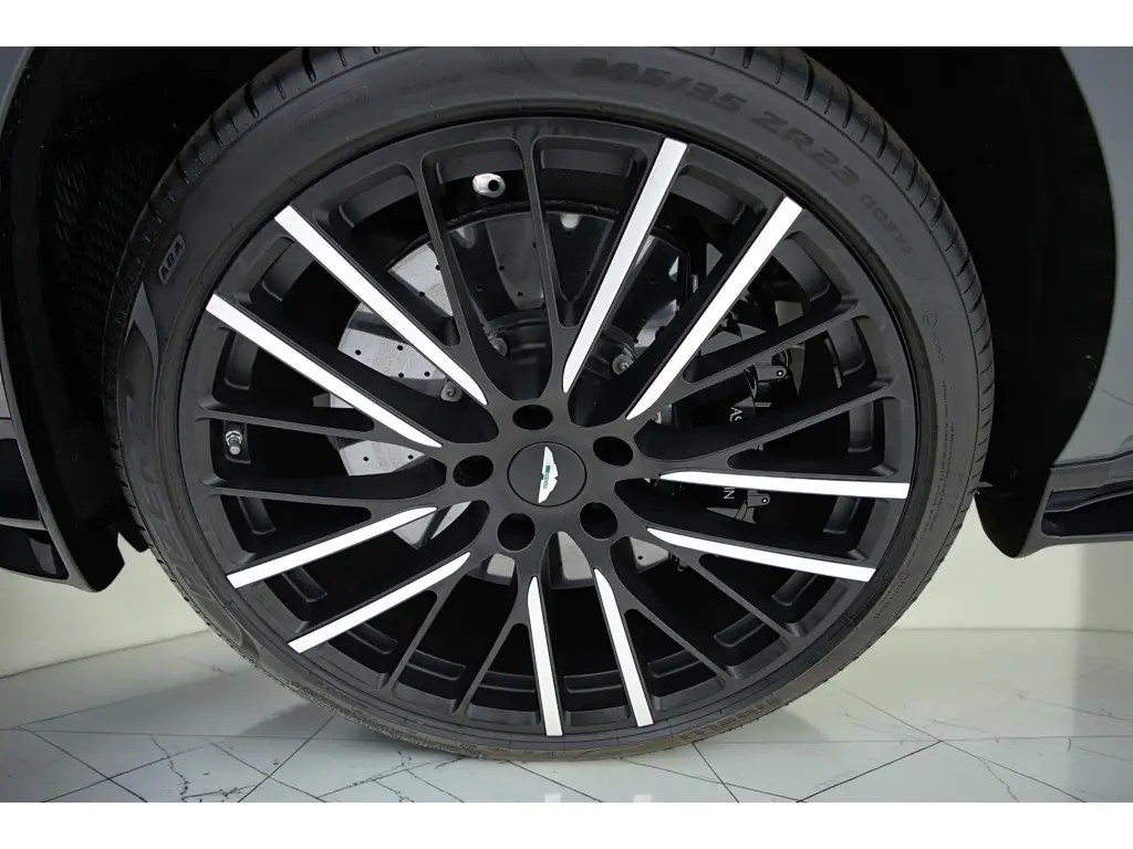 2023 DBX 707 SUV thumbnail vehicle image 3