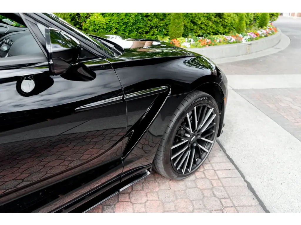 2023 DBX 707 SUV thumbnail vehicle image 3