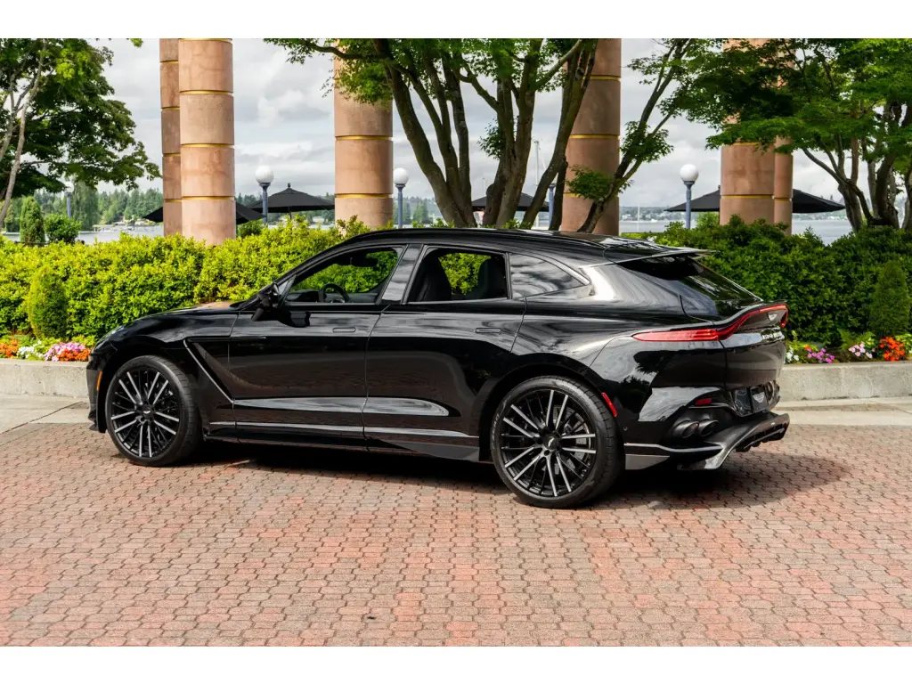 2023 DBX 707 SUV thumbnail vehicle image 1