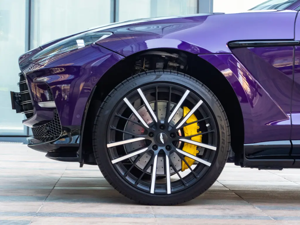 2024 DBX 707 SUV thumbnail vehicle image 3