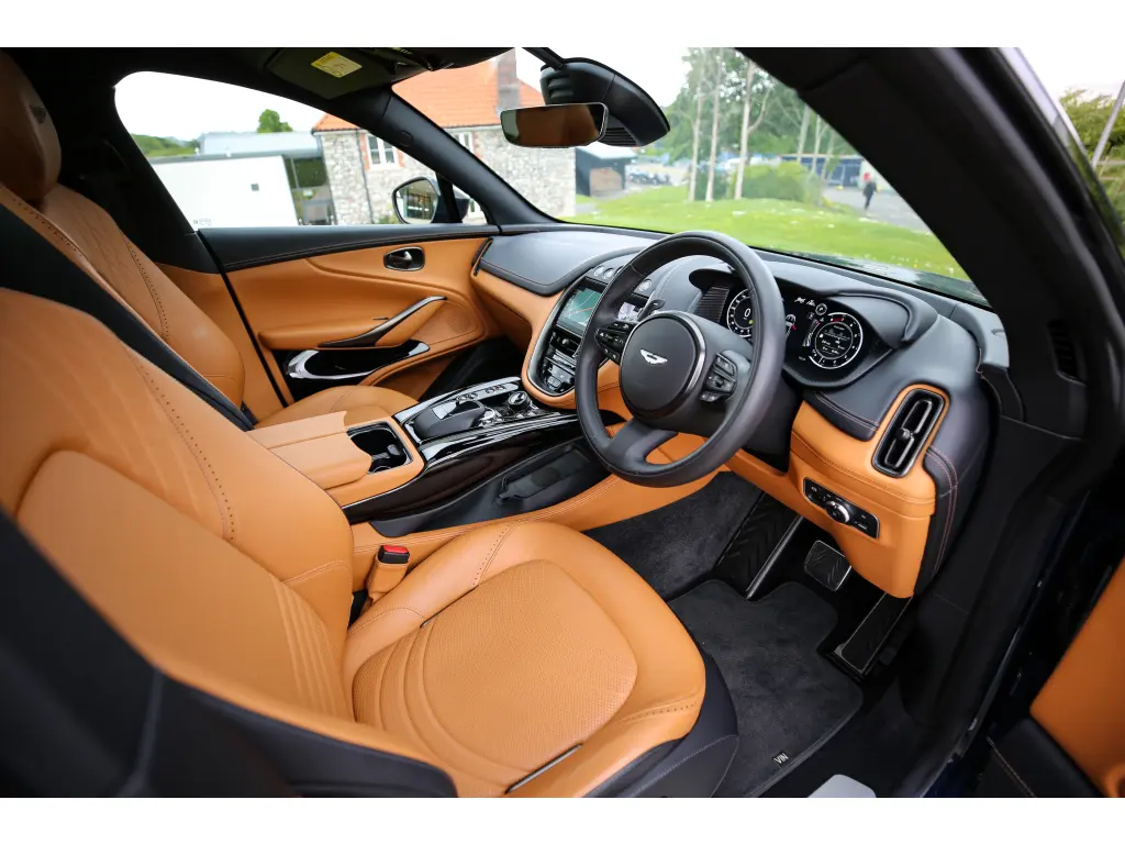 2024 DBX 707 SUV thumbnail vehicle image 2