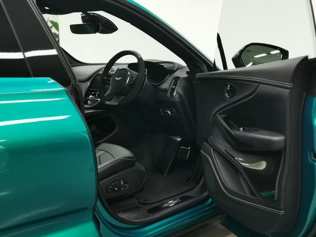 2024 DBX 707 SUV thumbnail vehicle image 2