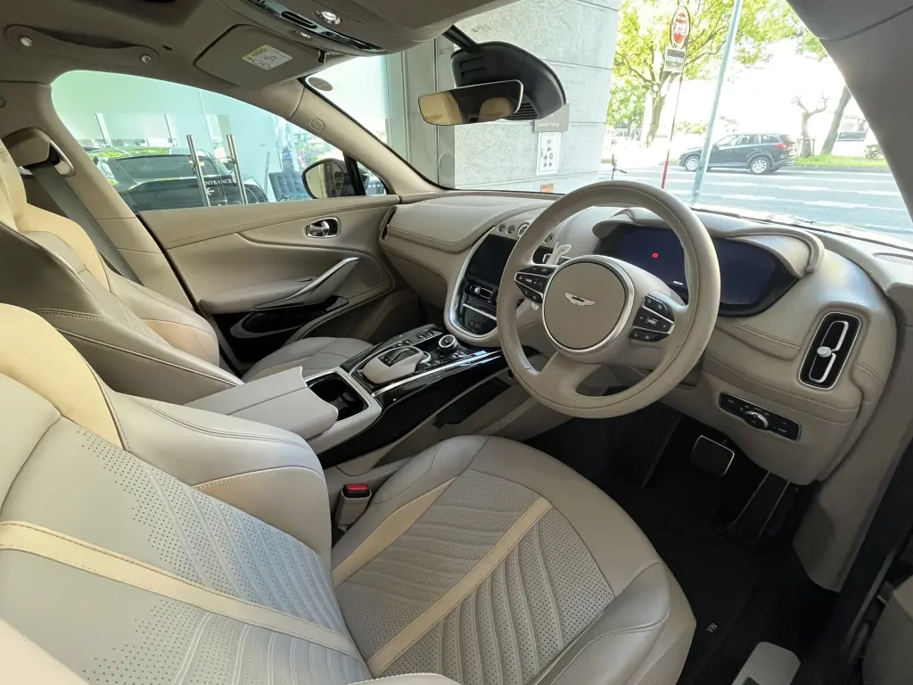 2024 DBX 707 SUV thumbnail vehicle image 2
