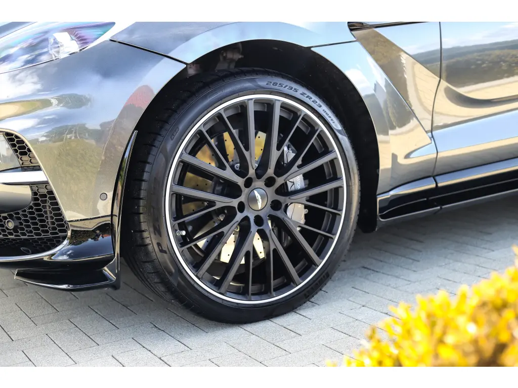 2024 DBX 707 SUV thumbnail vehicle image 3