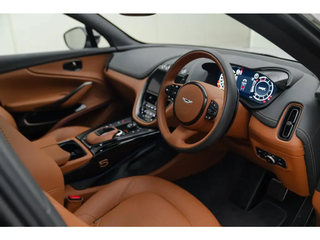2024 DBX 707 SUV thumbnail vehicle image 2