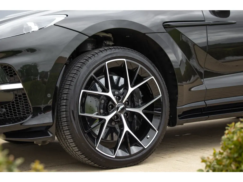 2024 DBX 707 SUV thumbnail vehicle image 3