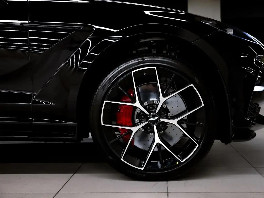 2024 DBX 707 SUV thumbnail vehicle image 3