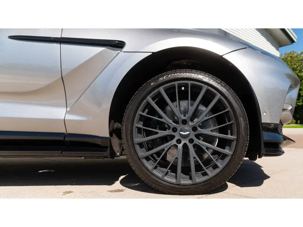 2024 DBX 707 SUV thumbnail vehicle image 3
