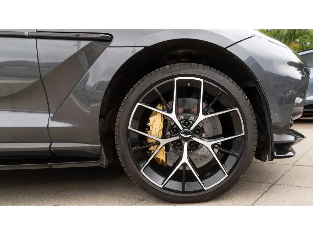 2024 DBX 707 SUV thumbnail vehicle image 3