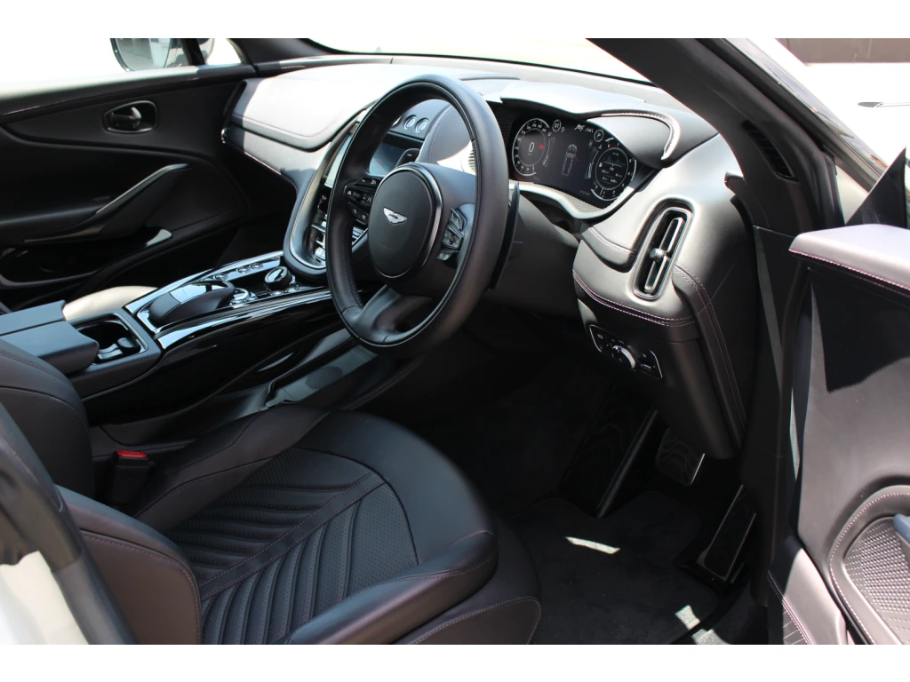 2024 DBX 707 SUV thumbnail vehicle image 2