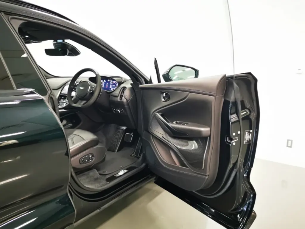 2024 DBX 707 SUV thumbnail vehicle image 2