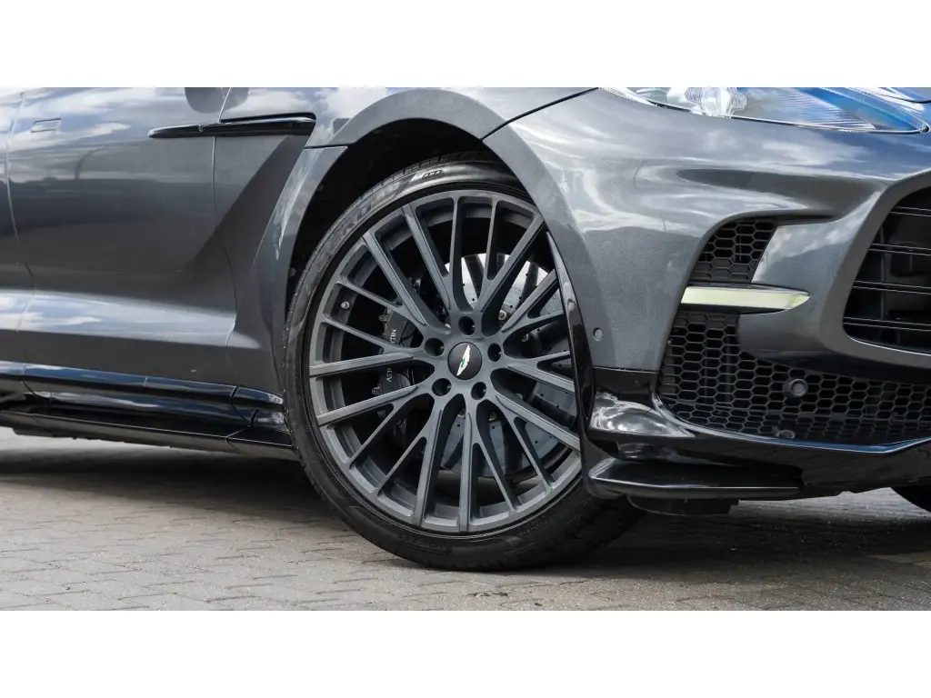 2024 DBX 707 SUV thumbnail vehicle image 3