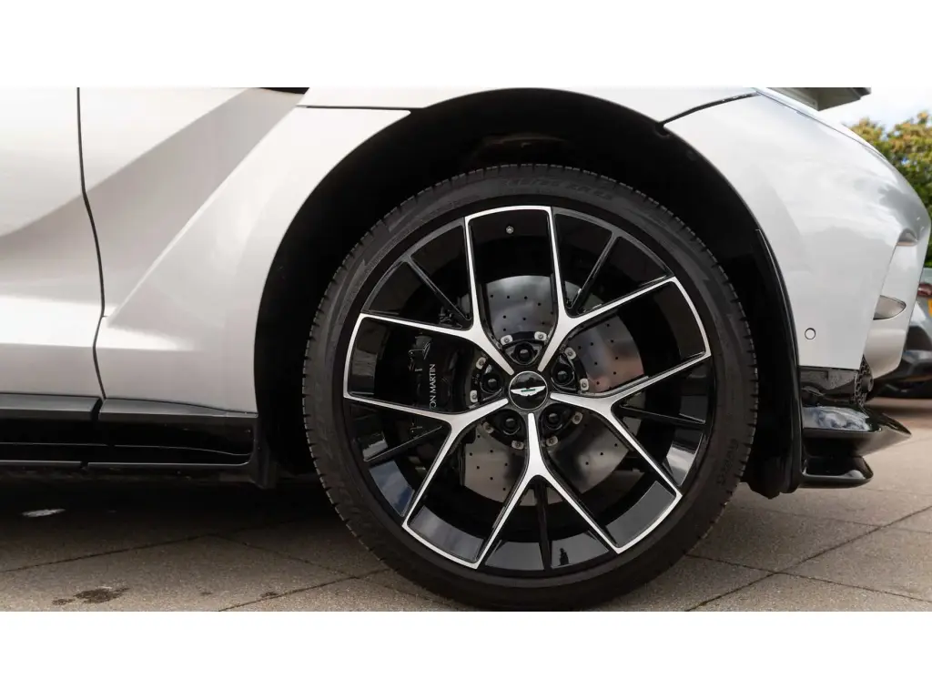 2024 DBX 707 SUV thumbnail vehicle image 3