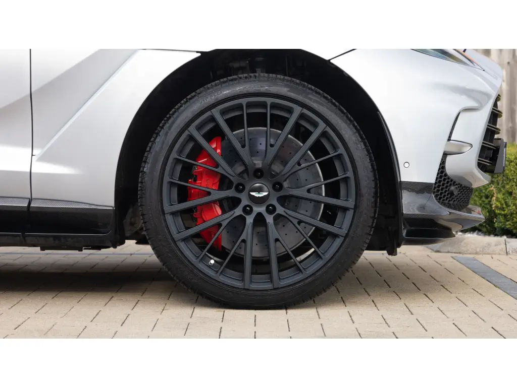 2024 DBX 707 SUV thumbnail vehicle image 3