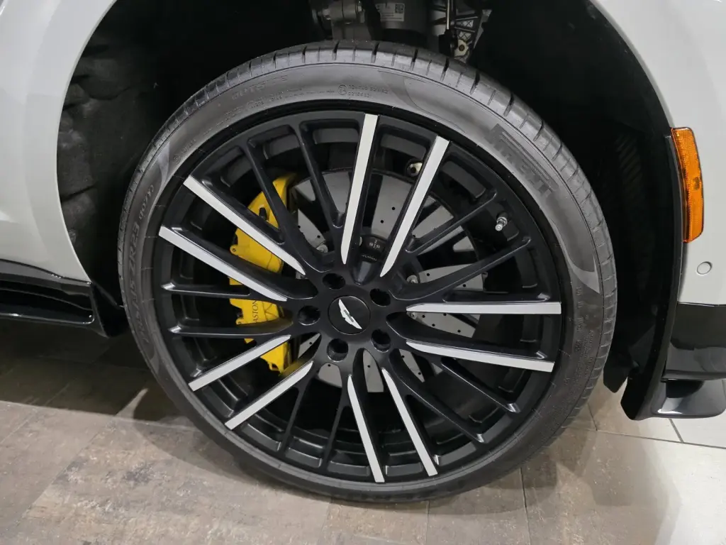 2024 DBX 707 SUV thumbnail vehicle image 3