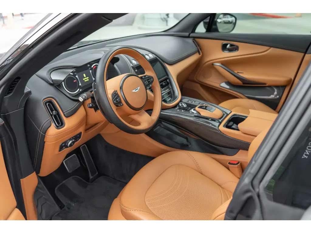 2024 DBX 707 SUV thumbnail vehicle image 2