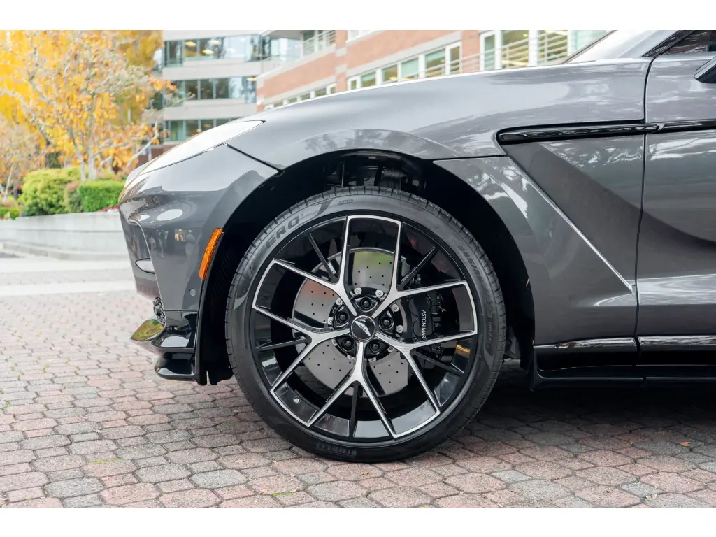 2024 DBX 707 SUV thumbnail vehicle image 3