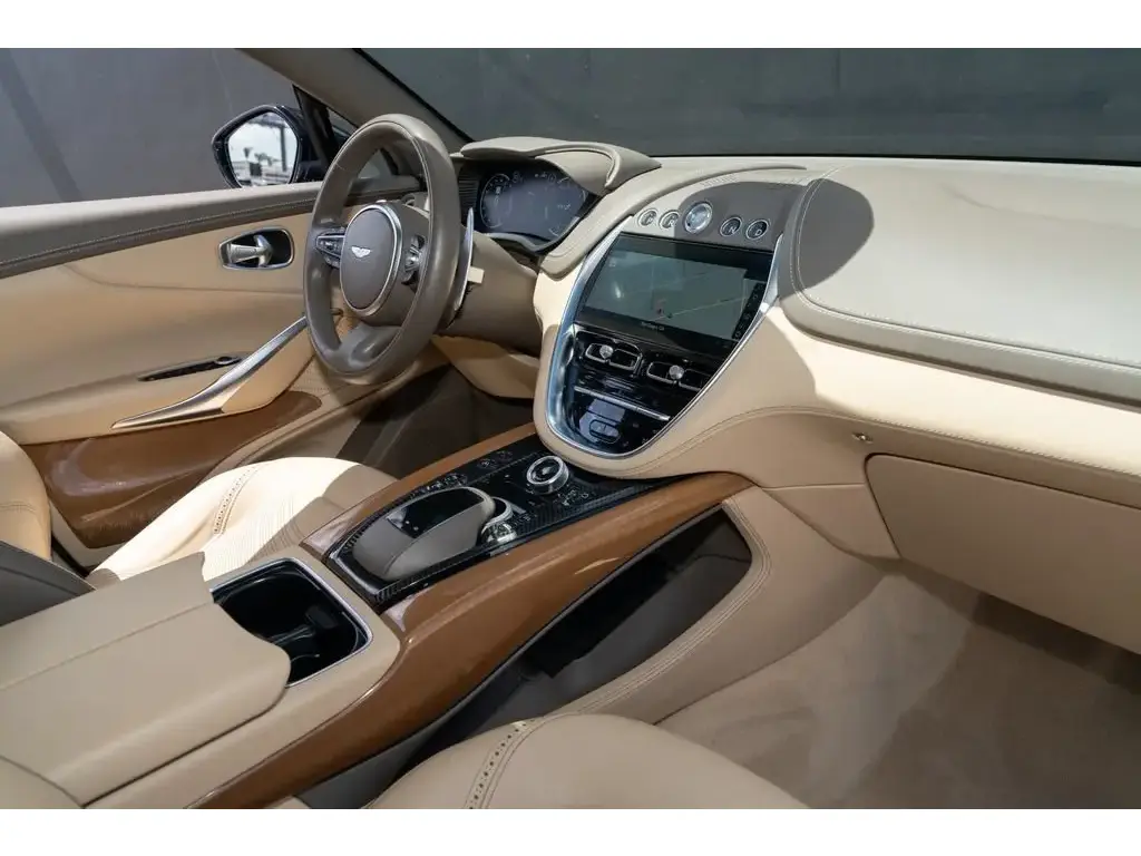 2024 DBX 707 SUV thumbnail vehicle image 2