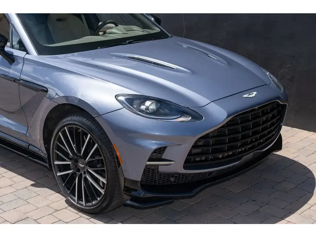 2024 DBX 707 SUV thumbnail vehicle image 3