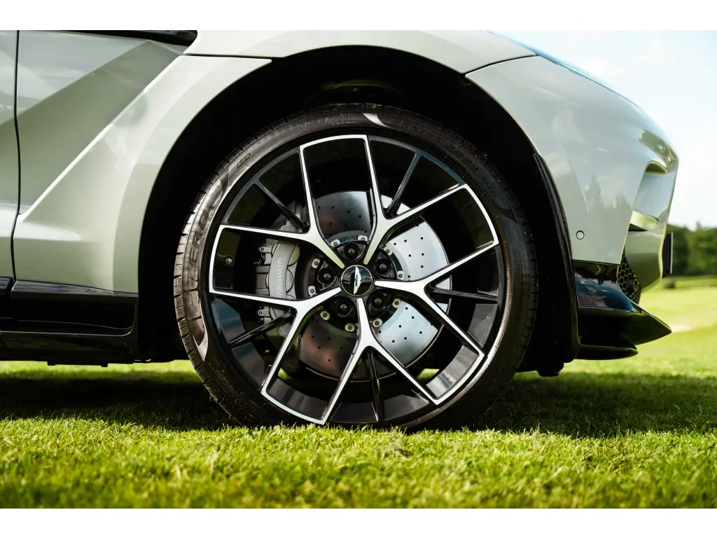 2024 DBX 707 SUV thumbnail vehicle image 3