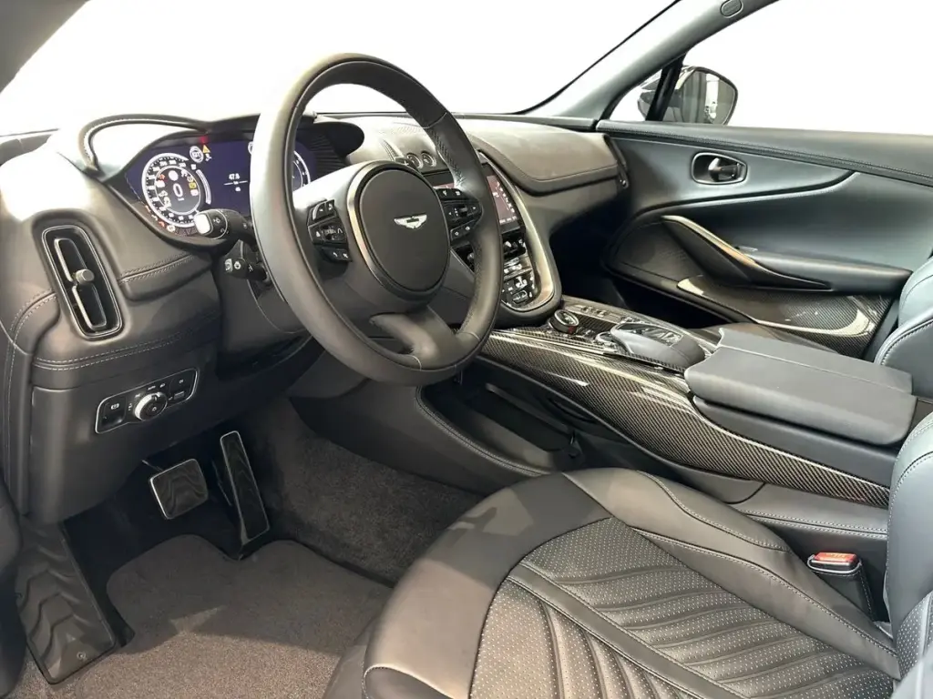 2024 DBX 707 SUV thumbnail vehicle image 2