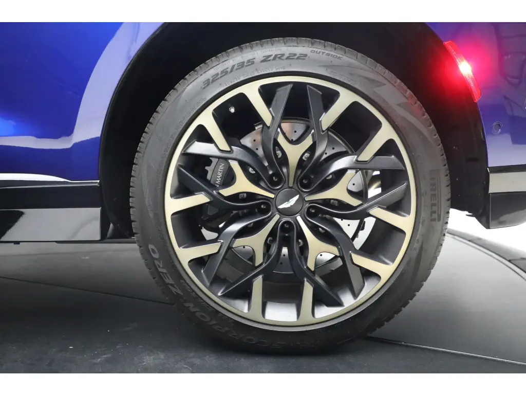 2024 DBX 707 SUV thumbnail vehicle image 3