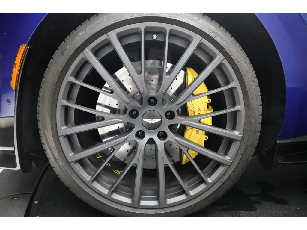 2024 DBX 707 SUV thumbnail vehicle image 3