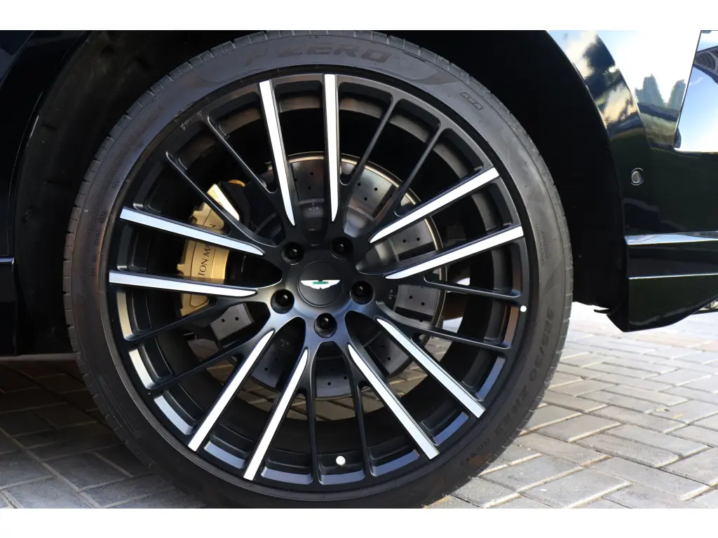 2024 DBX 707 SUV thumbnail vehicle image 3