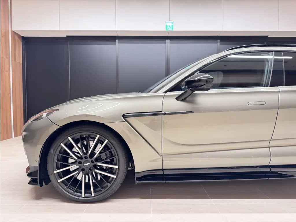 2024 DBX 707 SUV thumbnail vehicle image 3