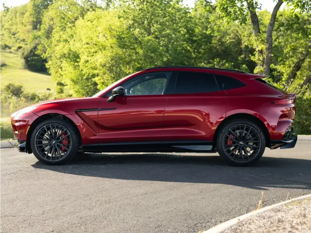 2024 DBX 707 SUV thumbnail vehicle image 3