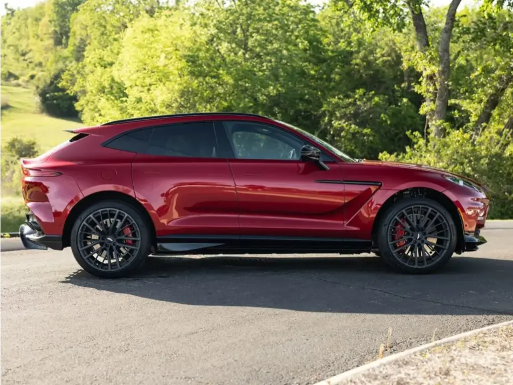 2024 DBX 707 SUV thumbnail vehicle image 3