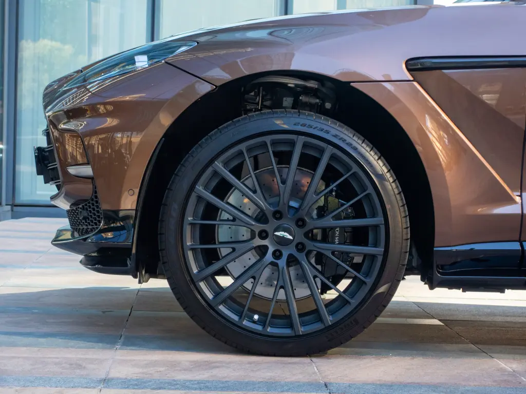 2024 DBX 707 SUV thumbnail vehicle image 3