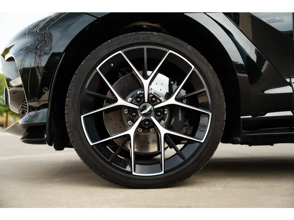 2024 DBX 707 SUV thumbnail vehicle image 3