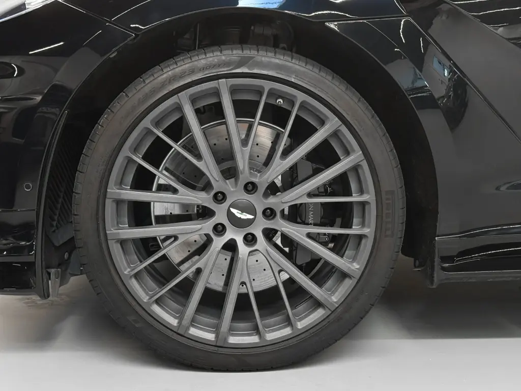 2024 DBX 707 SUV thumbnail vehicle image 3