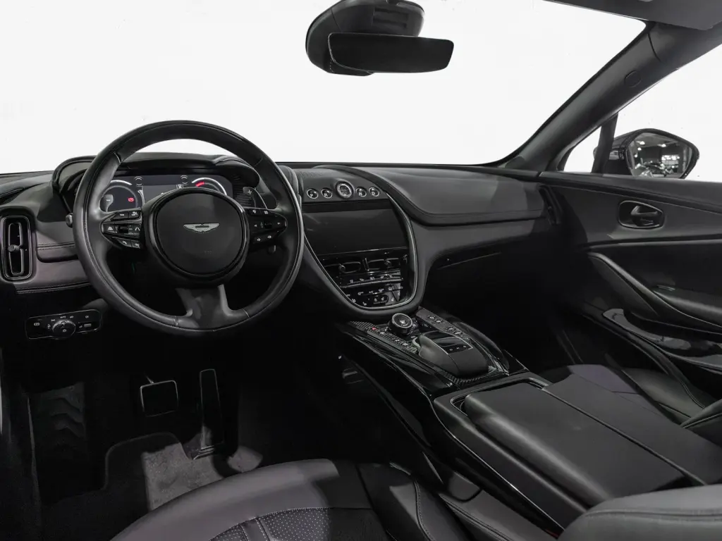 2024 DBX 707 SUV thumbnail vehicle image 2