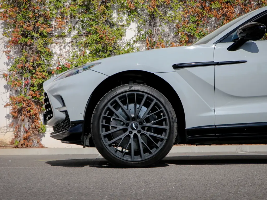 2024 DBX 707 SUV thumbnail vehicle image 3