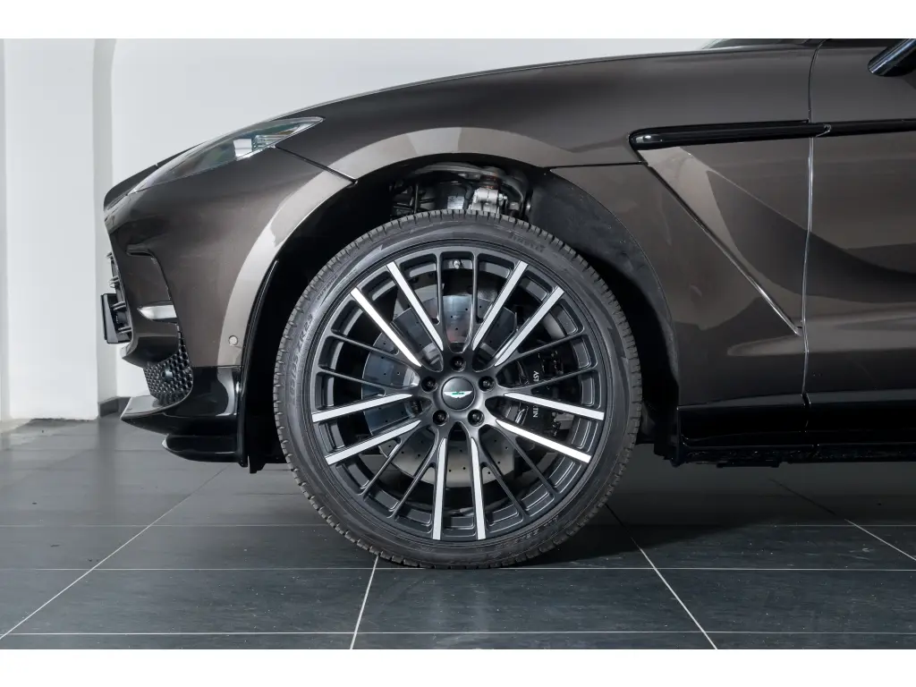 2024 DBX 707 SUV thumbnail vehicle image 3