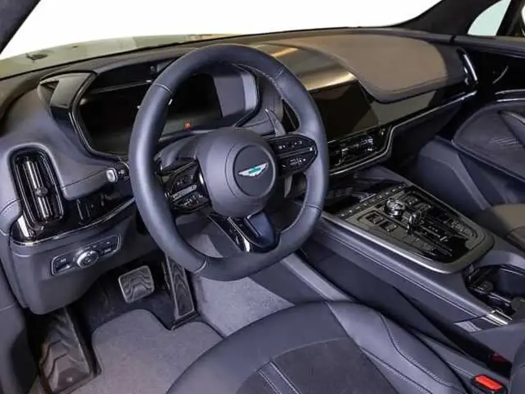 2025 DBX 707 SUV thumbnail vehicle image 2