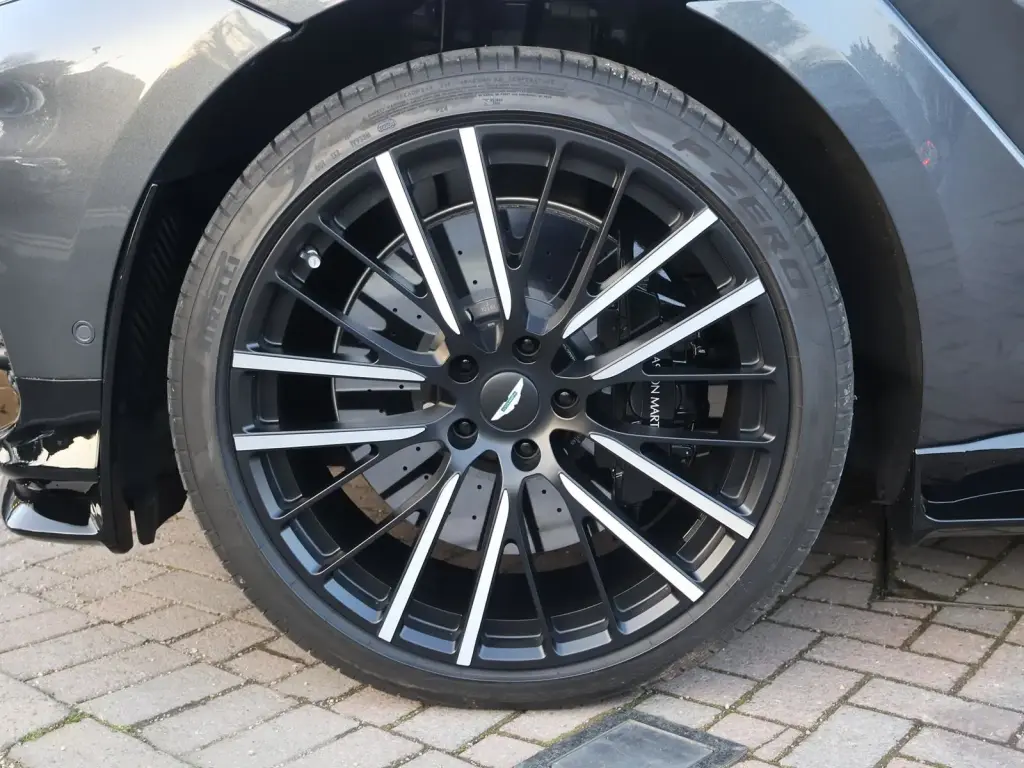 2025 DBX 707 SUV thumbnail vehicle image 3