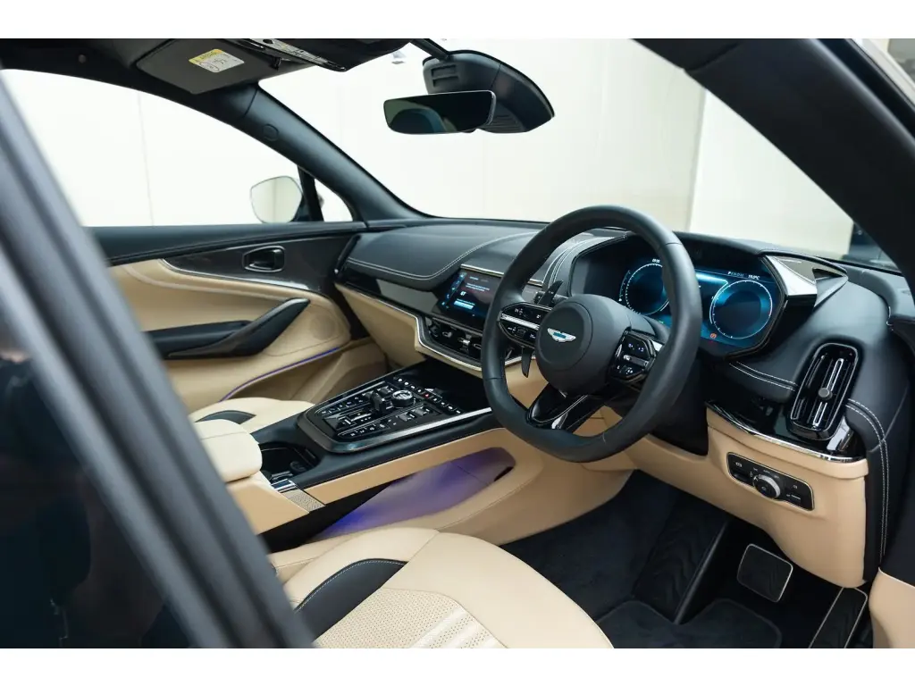 2025 DBX 707 SUV thumbnail vehicle image 2